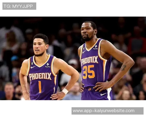 布克谈球队信任建立过程强调夏季训练的重要性与团队凝聚力