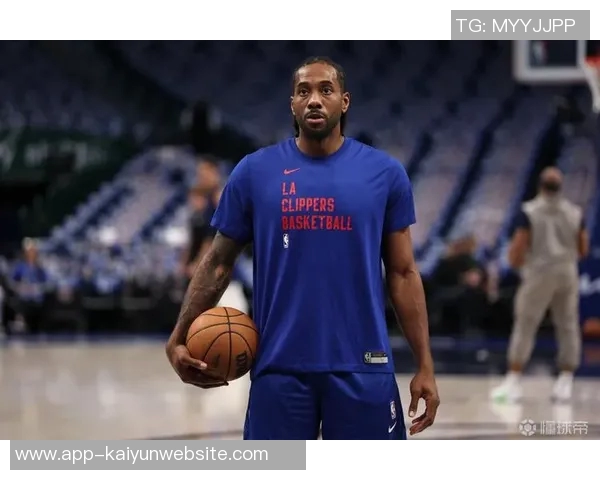 莱昂纳德缺席四场继续休战比尔出战状态成疑引发关注 莱昂纳德缺席四场继续休战比尔出战状态成疑引发关注