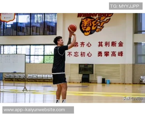 媒体人分享广东全运男篮探班照片赵睿身穿北京T恤与胡明轩崔永熙同框合影