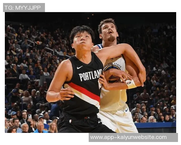 开拓者球迷嘉年华对抗赛黑队险胜白队杨瀚森队友夏普荣膺MVP称号 开拓者球迷嘉年华对抗赛黑队险胜白队杨瀚森队友夏普荣膺MVP称号