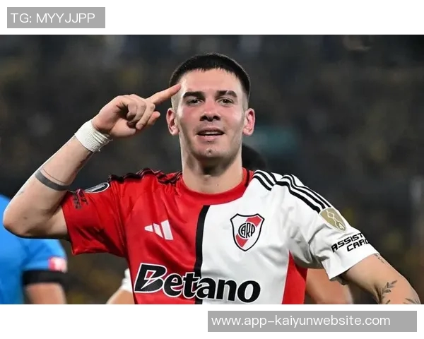 马斯坦托诺训练中疑似受伤与队医一同离场引发担忧